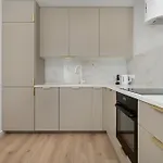 Stylish With Balcony & Parking In The Old Town Of By Renters Appartement
