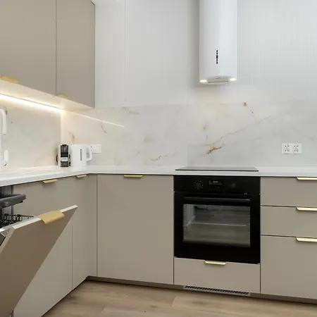 Stylish With Balcony & Parking In The Old Town Of By Renters Appartement *