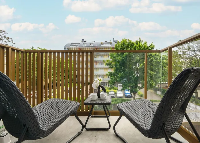 Stylish With Balcony & Parking In The Old Town Of By Renters Appartement *
