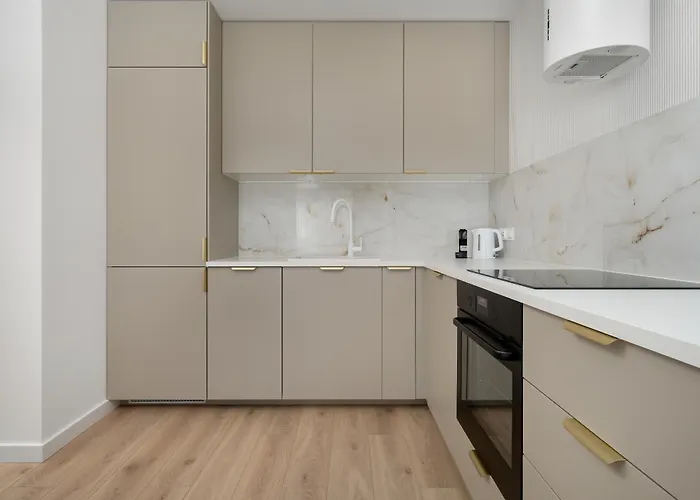 Stylish With Balcony & Parking In The Old Town Of By Renters Appartement